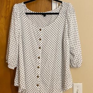 WHITE & BLACK BUTTON-FRONT PUFF SLEEVE TOP